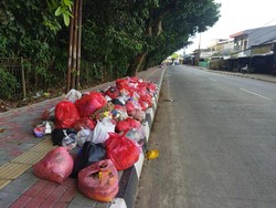 Sampah di Tangsel Juga Menumpuk di Dekat Kantor DPRD-Puskesmas Serpong