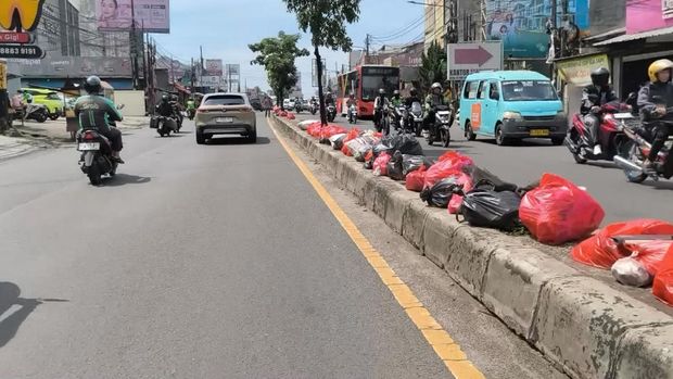 Tumpukan sampah di Ciputat, Tangsel, dikeluhkan warga