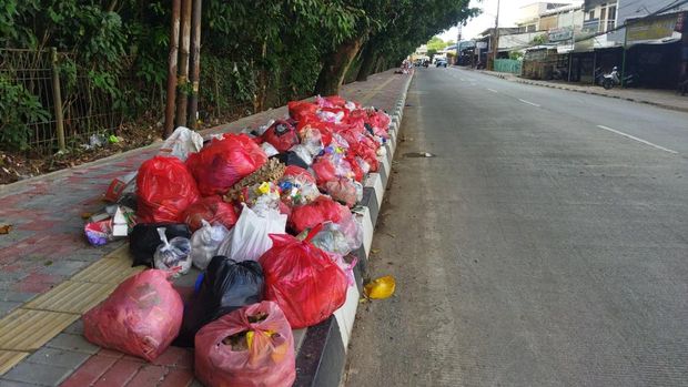Sampah numpuk di Jalan Raya Serpong