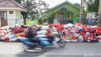 Sepekan TPA Ditutup, Sampah Kuasai Ruas Jalan Serpong