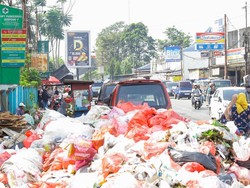 Sampah Menggunung di Jalan Utama Tangsel, Pakar Saran Ini buat Kota Besar