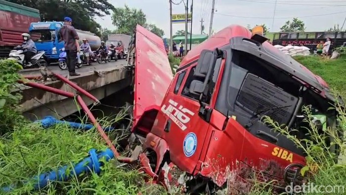 Truk Tronton Muatan Pupuk Oleng Masuk Sungai di Pantura Pati