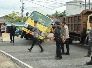Polisi Gerak Cepat Evakuasi Truk Sampah Kejeblos Jalan Amblas di Meranti