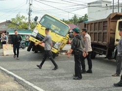 Polisi Gerak Cepat Evakuasi Truk Sampah Kejeblos Jalan Amblas di Meranti