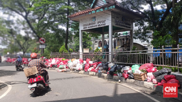 Tumpukan sampah di Kota Tangerang Selatan (Tangsel) semakin parah. Kemasan plastik, karung dan pembungkus sampah banyak dijumpai di segala sudut ruas jalan.