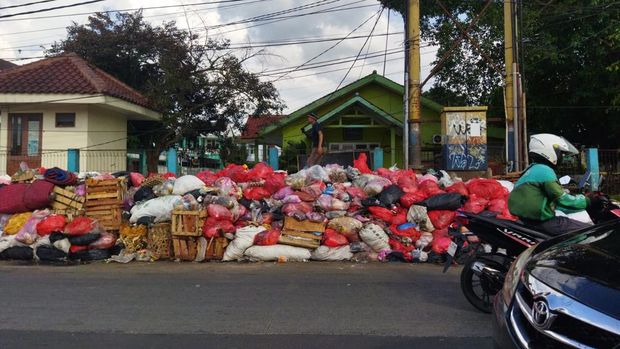 Tumpukan sampah di Puskesmas Serpong I, Tangerang Selatan (Tangsel).