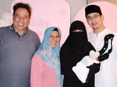 Adiba Khanza Melahirkan Normal, Umi Pipik dan Uje Senyum Foto Timang Cucu
