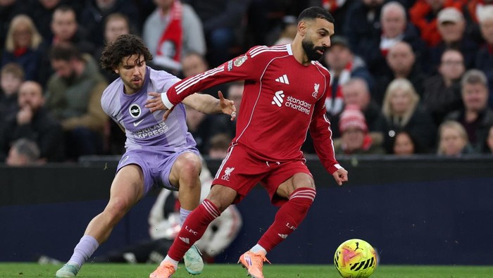 Mohamed Salah menandai comeback-nya bersama Liverpool dengan penampilan impresif saat menjamu Brighton & Hove Albion pada lanjutan Premier League di Anfield, Sabtu (13/12/2025) malam WIB. Meski memulai pertandingan dari bangku cadangan, penyerang berjuluk Si Raja Mesir itu mampu memberikan kontribusi nyata lewat satu assist serta menciptakan peluang emas yang nyaris berbuah gol. REUTERS/Phil Noble