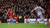 Masuknya penyerang asal Mesir itu langsung menambah daya gedor Liverpool. The Reds menutup babak pertama dengan keunggulan 1-0 atas tim tamu. REUTERS/Phil Noble