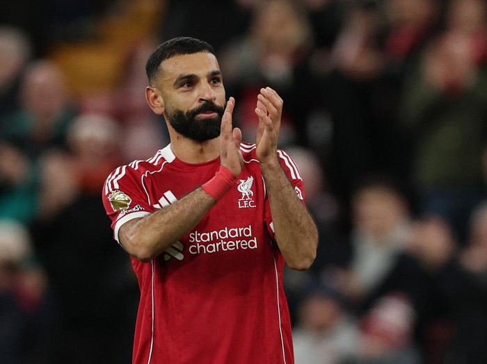 Mohamed Salah menandai comeback-nya bersama Liverpool dengan penampilan impresif saat menjamu Brighton & Hove Albion pada lanjutan Premier League di Anfield, Sabtu (13/12/2025) malam WIB. Meski memulai pertandingan dari bangku cadangan, penyerang berjuluk Si Raja Mesir itu mampu memberikan kontribusi nyata lewat satu assist serta menciptakan peluang emas yang nyaris berbuah gol. REUTERS/Phil Noble