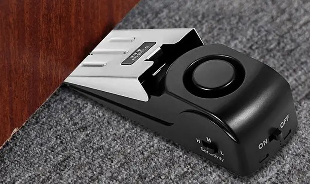 Pengganjal pintu portabel membantu menjaga keamanan kamar dengan bunyi peringatan saat pintu digeser paksa. Perangkat ini mudah dibawa ke mana pun karena ukurannya kecil. Alat ini termasuk perlengkapan traveling wajib untuk pelancong.