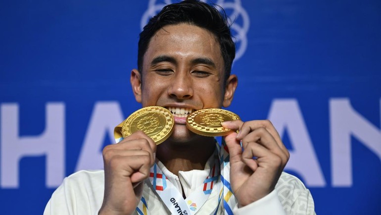 Pebulu tangkis tunggal putra Indonesia Alwi Farhan berpose dengan medali usai upacara penghargaan pemenang (UPP) final tunggal putra bulu tangkis SEA Games 2025 di Gymnasium Thammasat University, Pathum Thani, Bangkok, Thailand, Minggu (14/12/2025). ANTARA FOTO/Nova Wahyudi