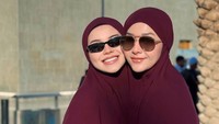 Foto Alyssa Daguise Jalani Umrah, Bumil Tampil 'Kembar' Dengan Maia Estianty