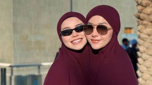 Foto Alyssa Daguise Jalani Umrah, Bumil Tampil Kembar Dengan Maia Estianty