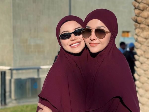Foto Alyssa Daguise Jalani Umrah, Bumil Tampil Kembar Dengan Maia Estianty