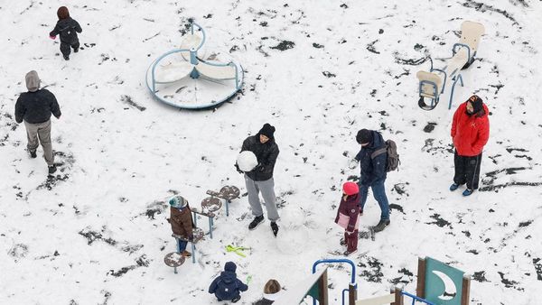 Anak-anak dan Warga Kyiv Nikmati Salju Pertama di Tengah Perang