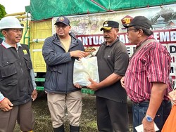 Andre Rosiade Bawa Bantuan 2.000 Paket Sembako dan Alat Berat ke Maninjau