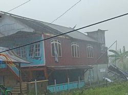 10 Rumah di Desa Pancana Barru Rusak Diterjang Angin Puting Beliung
