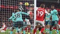 2 Gol Bunuh Diri Menangkan Arsenal Atas Wolves