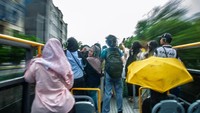 Menyusuri Jakarta Dari Atap Bus