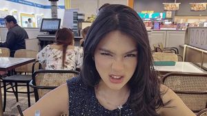 Pose Cantik Davina Karamoy Cicip Kue Jala dan Laksa di Malaysia