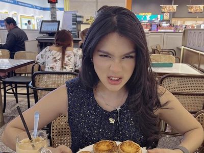 Pose Cantik Davina Karamoy Cicip Kue Jala dan Laksa di Malaysia
