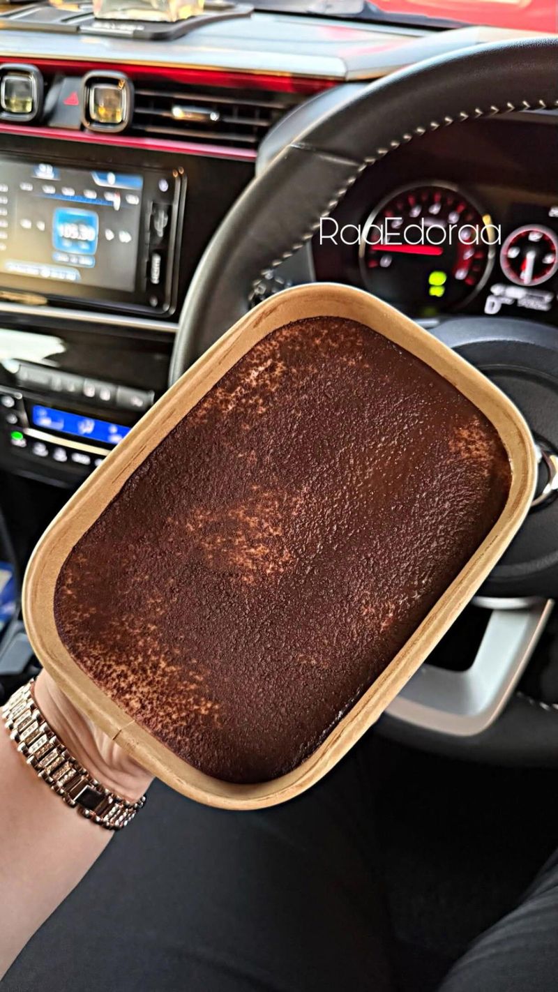 Duh! Pelanggan Tak Tahu Malu Ini Minta 'Sponsor' 180 Tiramisu Gratis