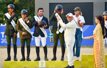 Atlet Equestrian Indonesia Brayen Brata Coolen Raih Medali Emas Brayen Nathan Brata Coolen saat beraksi menunggangi kuda di SEA Games 2025 dan meraih medali emas ke-87 untuk Indonesia.