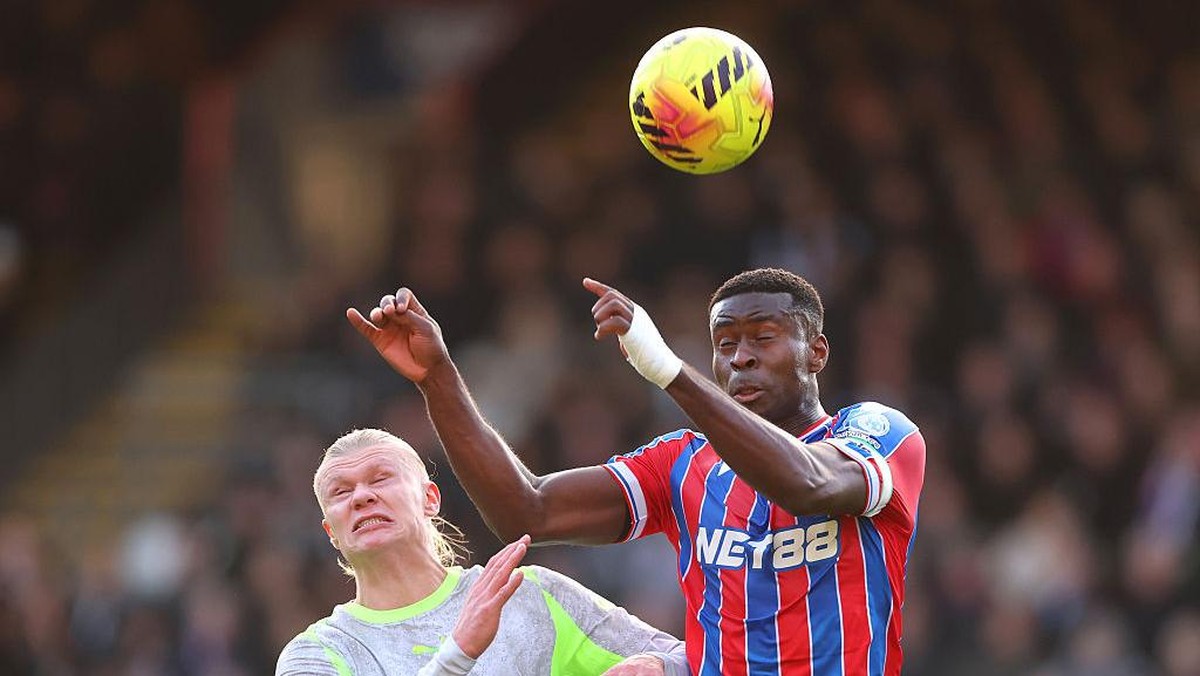 Erling Haaland (kiri) berduel udara dengan Marc Guehi. Foto: Getty Images/Alex Pantling