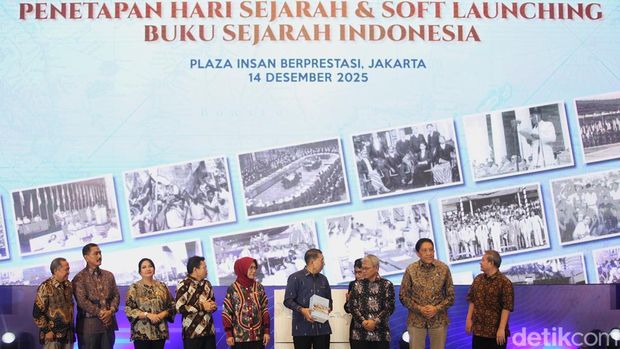 Menteri Kebudayaan Fadli Zon meluncurkan buku berjudul Sejarah Indonesia: Dinamika Kebangsaan dalam Arus Global di gedung Kementerian Pendidikan Dasar dan Menengah (Kemendikdasmen), Jakarta, Minggu (14/12/2025). Peluncuran buku ini menjadi bagian dari upaya memperkaya literatur sejarah nasional yang komprehensif dan kontekstual.