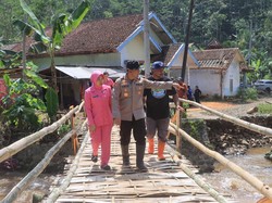 Jembatan Putus dan Banjir, Kapolres Probolinggo Turun Salurkan Bantuan