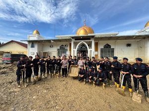 Momen Polisi Gotong-royong Bersihkan Masjid Syuhada Aceh Tamiang yang Terdampak Banjir