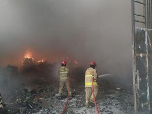 Gudang Kosmetik di Gunung Putri Bogor Terbakar, Diduga Akibat Cuaca Panas