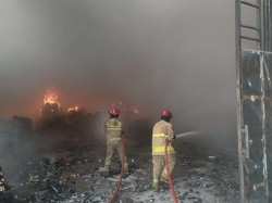 Gudang Kosmetik di Gunung Putri Bogor Terbakar, Diduga Akibat Cuaca Panas