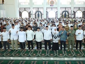 Nusron Serahkan 2.532 Sertipikat Tanah Wakaf dan Rumah Ibadah di Jatim