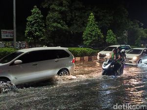 Jalan Sunset Road Tergenang Banjir, Pemotor Pilih Naik Trotoar