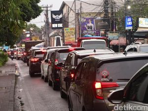 Macet Parah Seusai Banjir di Denpasar