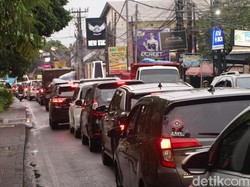 Macet Parah Seusai Banjir di Denpasar