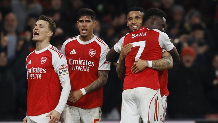 Arsenal meraih kemenangan dramatis saat menjamu Wolverhampton Wanderers dalam lanjutan Premier League di Emirates Stadium, London, Minggu (14/12/2025) dini hari WIB. The Gunners menang 2-1 atas tim tamu dalam laga yang diwarnai keberuntungan, dengan dua gol tercipta lewat bunuh diri pemain Wolves. Reuters/Andrew Couldridge