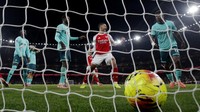 The Gunners menang 2-1 atas tim tamu dalam laga yang diwarnai keberuntungan, dengan dua gol tercipta lewat bunuh diri pemain Wolves, dalam lanjutan Premier League di Emirates Stadium, London, Minggu (14/12/2025) dini hari WIB. Reuters/Andrew Couldridge