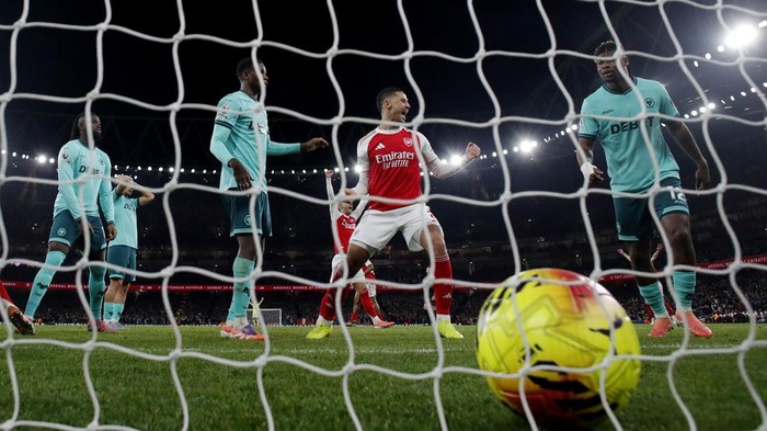 Arsenal meraih kemenangan dramatis saat menjamu Wolverhampton Wanderers dalam lanjutan Premier League di Emirates Stadium, London, Minggu (14/12/2025) dini hari WIB. The Gunners menang 2-1 atas tim tamu dalam laga yang diwarnai keberuntungan, dengan dua gol tercipta lewat bunuh diri pemain Wolves. Reuters/Andrew Couldridge