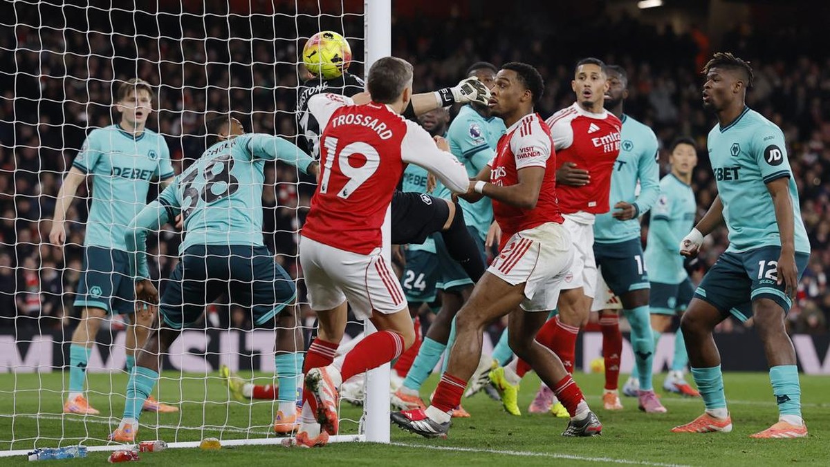 Momen pertemuan Arsenal dan Wolves di putaran pertama Premier League. (Foto: Reuters/Andrew Couldridge)