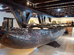 Perahu Cadik Jayapura nan Spesial-Waka Suku Maori di Museum Kebaharian