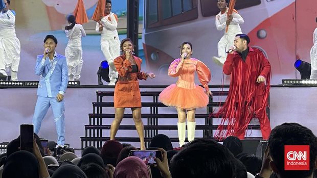 Marion Jola, Fajar, Ayu Ting Ting dan King Nassar membawakan lagu ‘Pesta’ dari Rocket Rockers saat tampil di perayaan HUT ke-24 Transmedia bertajuk 24 Ours di Trans Studio Cibubur, Minggu (14/12).