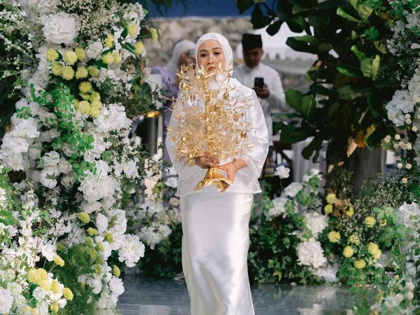 Potret Pohon Emas Jadi Mas Kawin Penyanyi dan Aktris Erra Fazira