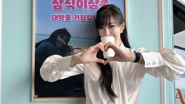 Pesona Tiffany SNSD Saat Makan Bareng Member dan Dapat Coffee Truck