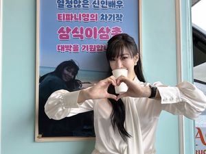 Pesona Tiffany SNSD Saat Makan Bareng Member dan Dapat Coffee Truck
