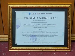 Gubernur Khofifah Terima Penghargaan ITS untuk Pengembangan Talenta AI