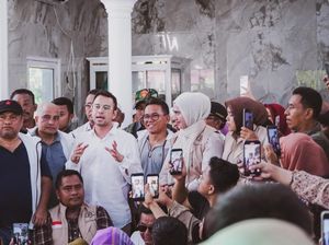 Raffi Ahmad Kunjungi Pengungsi Korban Banjir di Langkat, Sampaikan Pesan Ini