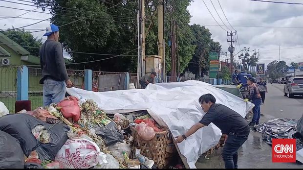 Tumpukan sampah menggunung terlihat di kawasan Serpong, Kota Tangerang Selatan, tepatnya di depan Kantor Kecamatan Serpong dan sepanjang Jalan Raya Serpong menuju Gedung DPRD Kota Tangerang Selatan. Untuk mengurangi bau menyengat, sampah disemprot cairan penghilang bau dan ditutup terpal.